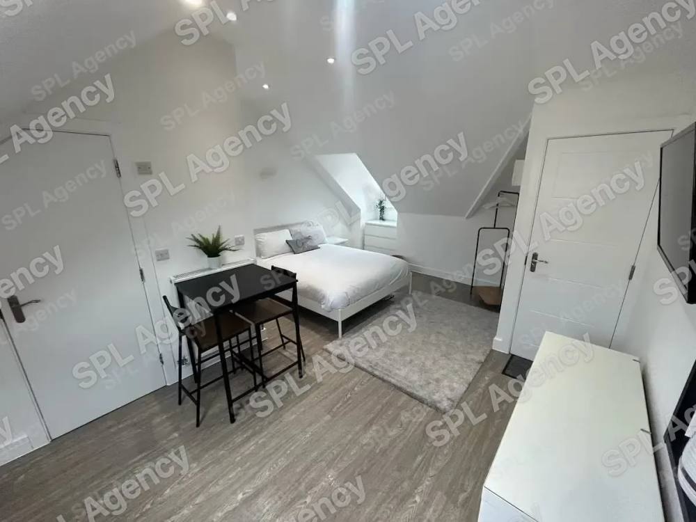Studio 7 β 130 Gloucester Road North, Filton