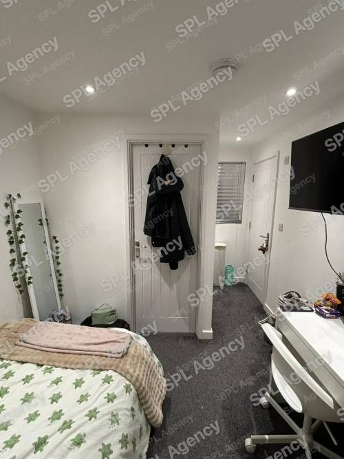 Room 8 β 3 Roycroft Road, Filton, Bristol, BS34 7NL